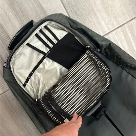 Patagonia wheeler suitcase / carry on bag - Picture 5 of 10